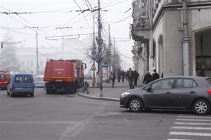 Panică în Unirii: vagabonzii au aprins deşeuri într-un subsol, ca să se încălzească, vecinii au chemat pompierii