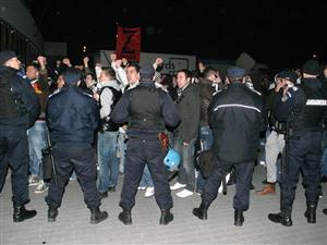 Suporterii lui “U” i-au cerut demisia lui Badea şi au răspuns semnelor obscene făcute de Machado