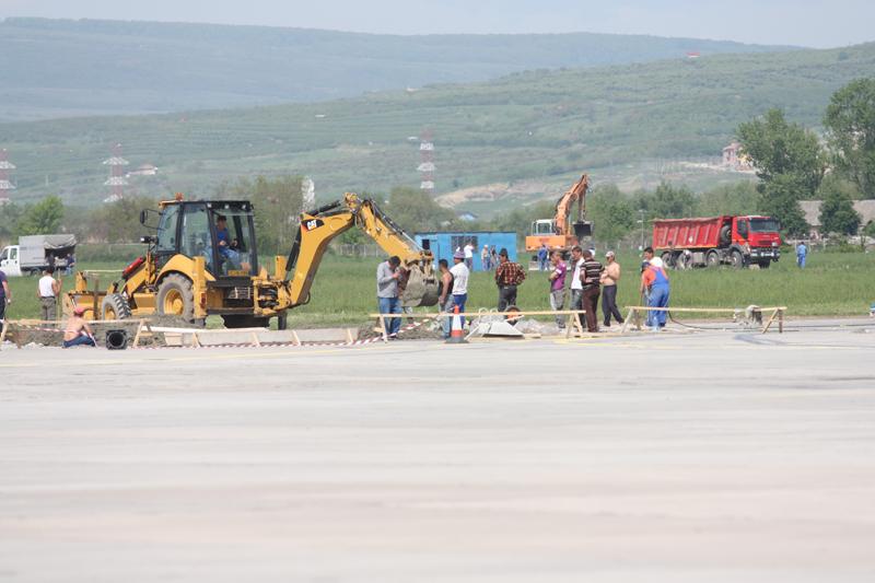 Lucrările la pista aeroportului, în grafic, asigură constructorii
