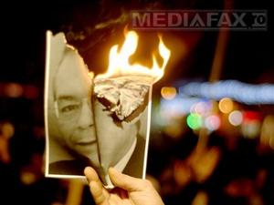 Fotografii cu Băsescu şi Boc, incendiate în Piaţa Sfatului din Braşov
