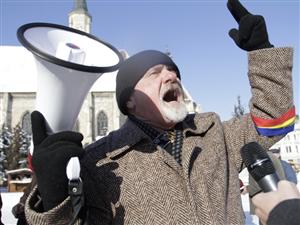 Protestatarii din Piaţa Unirii: “Şi de crapă pietrele, PDL, nu lăsăm protestele!”