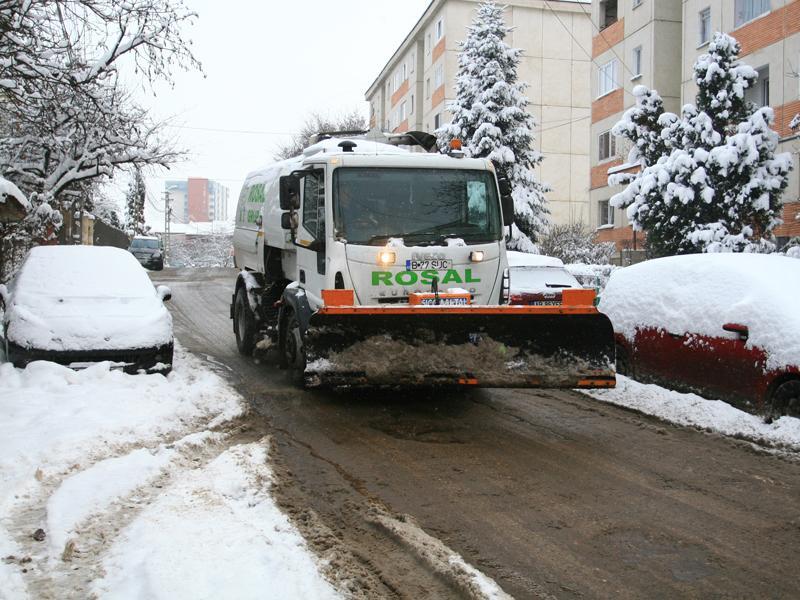 Opt oameni ai străzii, culeşi de pe drumuri de Ambulanţă din cauza frigului, azi VIDEO