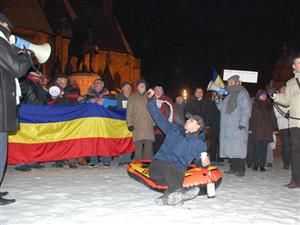 Şirul protestelor continuă la Cluj: “Băsescu nu uita, ţara nu-i şalupa ta!”