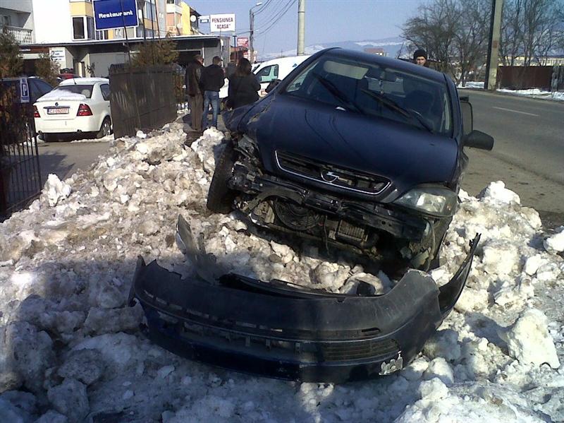 Cinci maşini implicate într-un accident în lanţ la Gherla FOTO