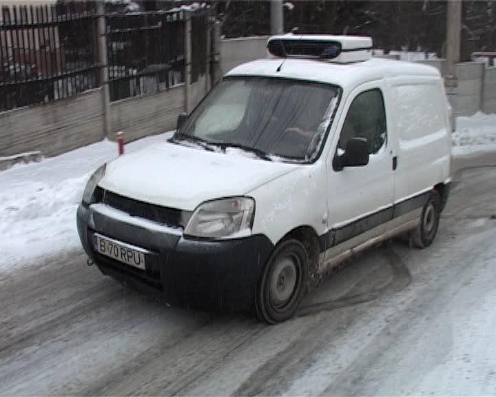 Patinaj pe drumurile din Cluj, din cauza ninsorii VIDEO