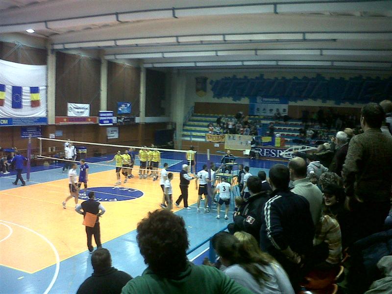 Arbitru de volei, la un pas să fie bătut de jucătorii Unirii Dej VIDEO