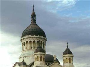 Ortodocşii din Ardeal vor referendum şi votează împotriva mutării eparhiilor Oradiei şi Alba Iuliei de la Cluj. Vezi sondajul