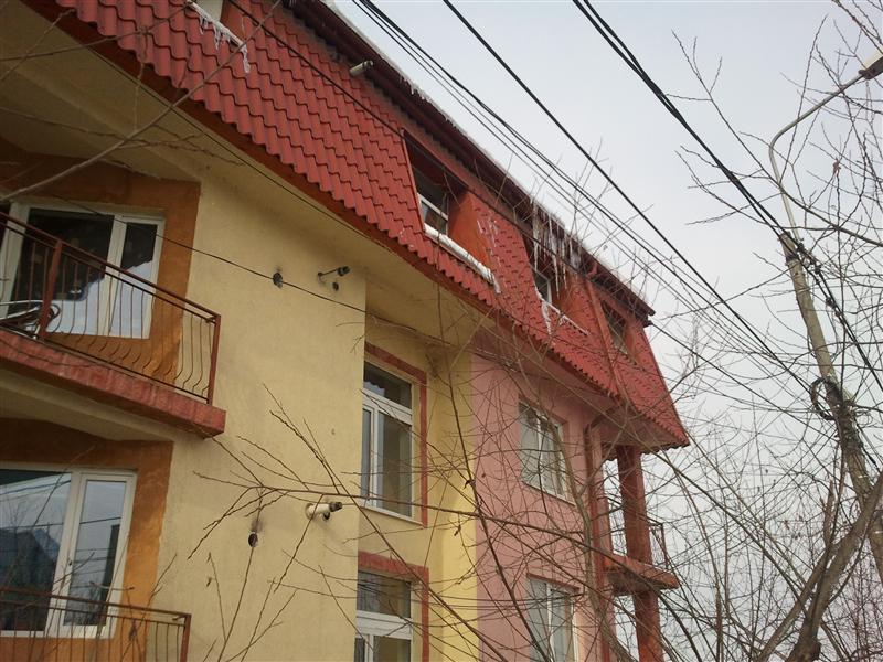 Probleme cu ţurţurii? Cheamă pompierii! FOTO / VIDEO