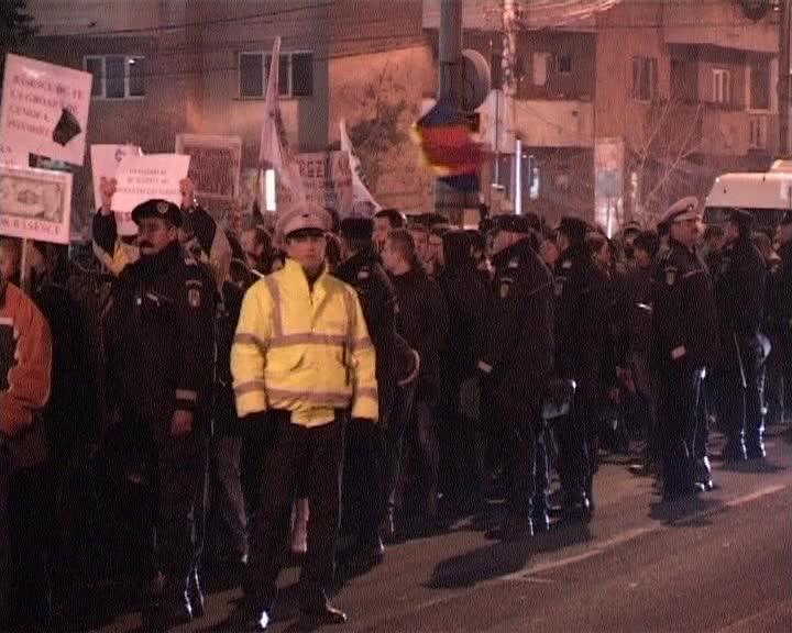 Au păzit manifestanţii, dar nu au primit bani pentru orele suplimentare VIDEO