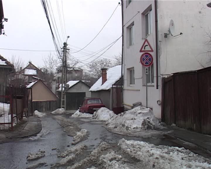 Le-a crescut un zid de şase metri în faţa ferestrelor VIDEO