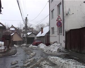 Le-a crescut un zid de şase metri în faţa ferestrelor VIDEO