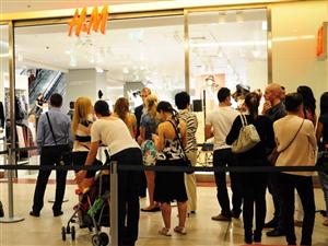 Brandul H&M, cu un magazin la Cluj, criticat pentru modelul prea slab cu care a promovat colecţia Marni