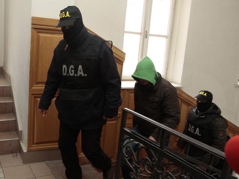 Opt poliţişti clujeni, săltaţi pentru luare de mită