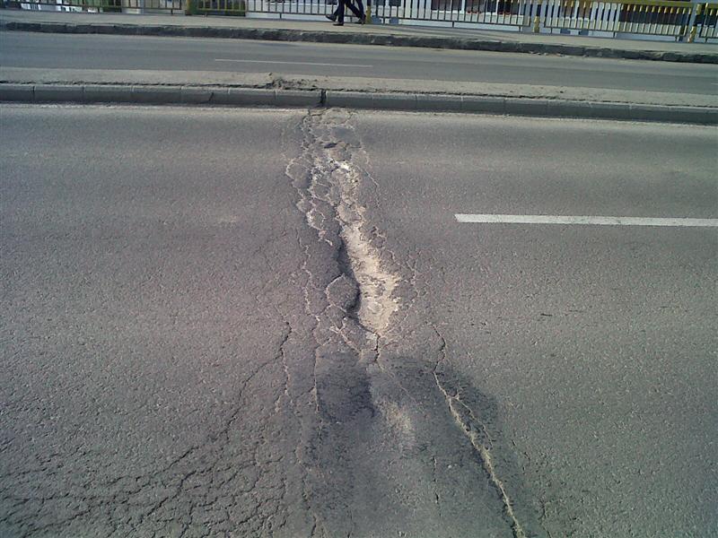 Podul rutier care leagă Mănăşturul de Grigorescu, fisurat dintr-un capăt în celălalt FOTO