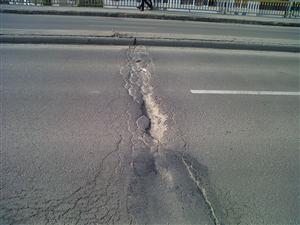 Podul rutier care leagă Mănăşturul de Grigorescu, fisurat dintr-un capăt în celălalt FOTO