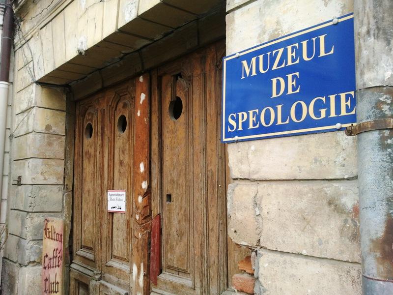 Lacăt pe Muzeul de Speologie, unicul din România. Vezi ce spune proprietarul care a bătut uşa în cuie