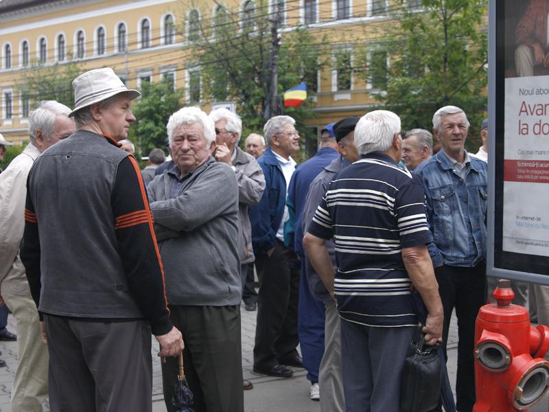 Coadă la tribunal pentru recuperarea banilor reţinuţi din pensii