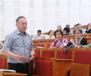 Profesorii de la FSEGA îi declară război rectorului VIDEO