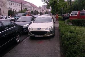 Şi-a parcat maşina pe trotuarul de lângă Teatrul Naţional FOTO