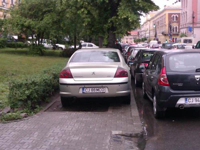 A blocat cu maşina trotuarul de lângă Teatrul Naţional
