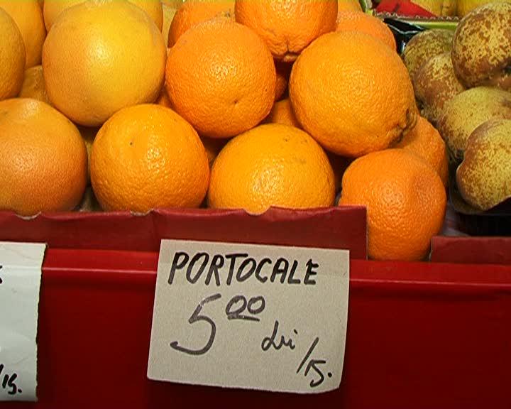 Se anunţă scumpiri pentru fructele şi legumele din import VIDEO
