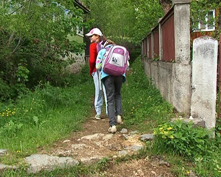Cum ajung elevii de la munte la şcoală: parcurg 6 kilometri zilnic pe jos VIDEO
