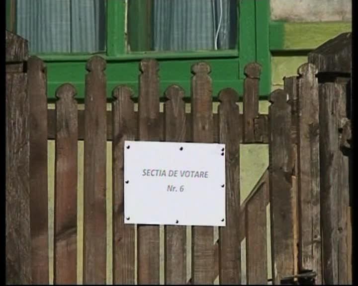 Secţia de votare de acasă. Un sătean din Moara de Pădure îi primeşte pe alegători la el acasă VIDEO