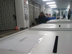 Mai puţin de jumătate din secţiile de votare din Cluj-Napoca au fost centralizate până la 7 dimineaţa