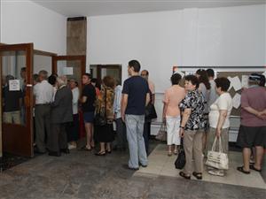 Ziua zero a votului: clujenii la coadă, politicienii authtoni contabilizează morţii, viii şi vlăjganii cu ceafa lată