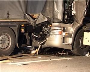 Grav accident de circulaţie pe Autostrada Transilvania; un autotrailer s-a răsturnat pe carosabil VIDEO