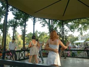 Demonstraţii de dans în parcul central; când poţi veni ca să dansezi tango argentinian FOTO / VIDEO