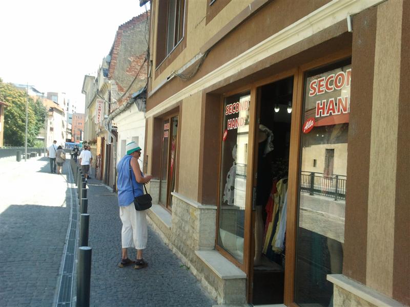 Magazinele second-hand ar putea fi interzise în centru VIDEO