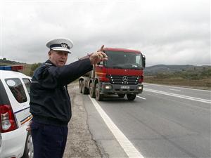 Oprit de două ori de poliţie în cinci ore. Prima oară conducea băut, a doua oară a făcut accident