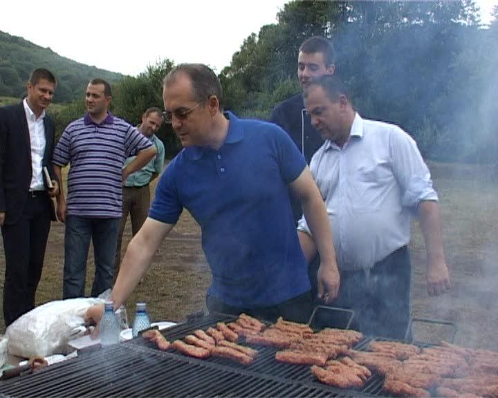 Emil Boc a inaugurat astăzi noul loc de picnic de pe Valea Gârbăului VIDEO