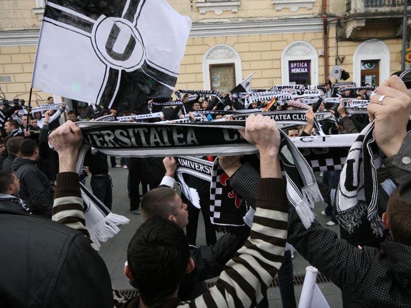 Galeria Universităţii a cerut demisia Anamariei Prodan şi a părăsit peluza
