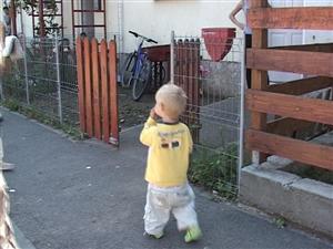 Şapte copii lăsaţi în grija unei surori de 20 de ani de mama plecată în străinătate