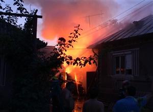 Incendiu violent în Reteag. Pompierii dejeni s-au luptat două ore cu flăcările FOTO/VIDEO