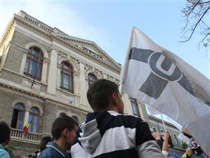 Fanii Universităţii Cluj protestează în faţa Primăriei Cluj-Napoca