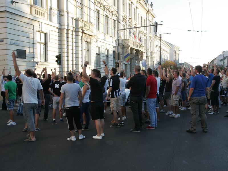 Mesaj pentru edilul Clujului, din sute de piepturi: “Emil Boc fă ceva, că ardem primăria!”