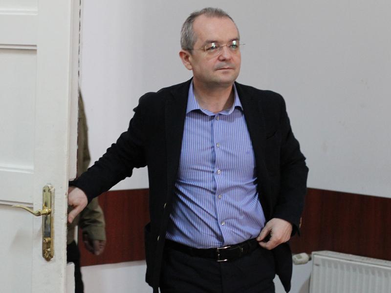 Mutarea lui „U” la Buzău, blocată pentru moment: Boc se întâlneşte cu Walter
