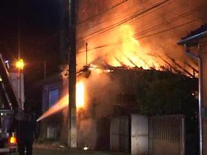 O locuinţă din Dej a ars ca o torţă FOTO/VIDEO