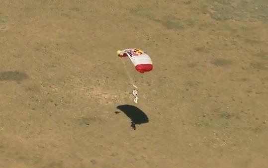 Record mondial: Baumgartner a depăşit bariera sunetului în cădere liberă, 9 milioane de oameni l-au urmărit în direct pe YouTube VIDEO