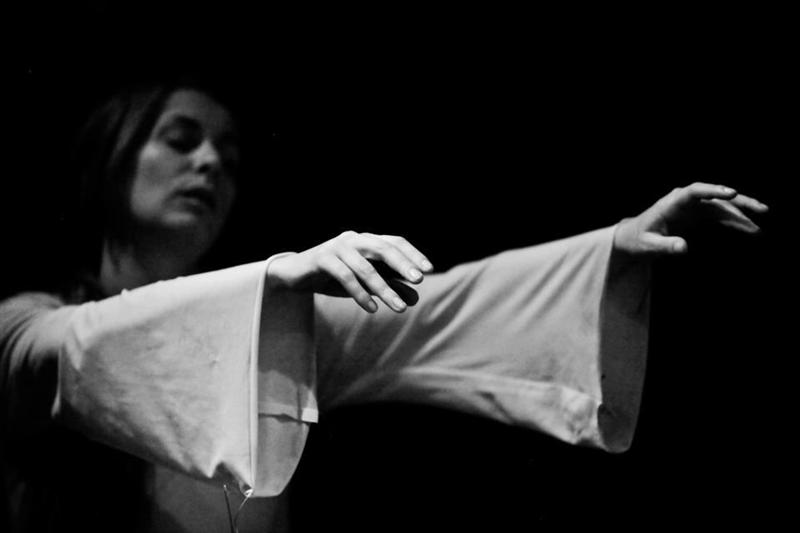 Actriţa care a leşinat joi seara pe scena teatrului din Cluj explică pe Facebook ce s-a întâmplat