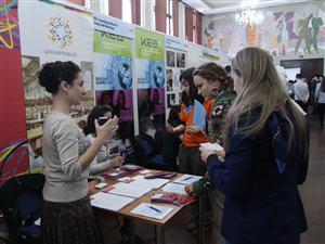 Studenţii clujeni, încurajaţi să îşi continue studiile în afara României GALERIE FOTO