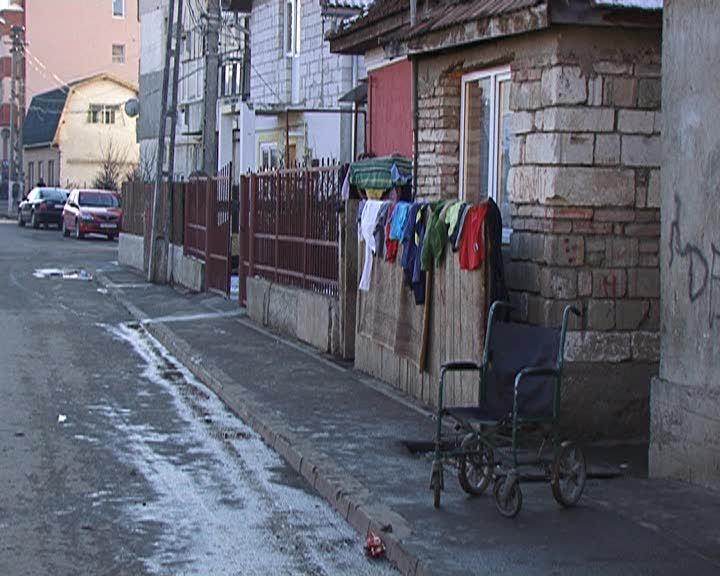 Romii care au fraudat referendumul se plâng că nu şi-au primit banii promişi. Au primit doar mici şi bere VIDEO