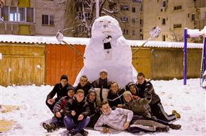 Au făcut cel mai mare moş de zăpadă din Cluj şi i-au pus fular cu 