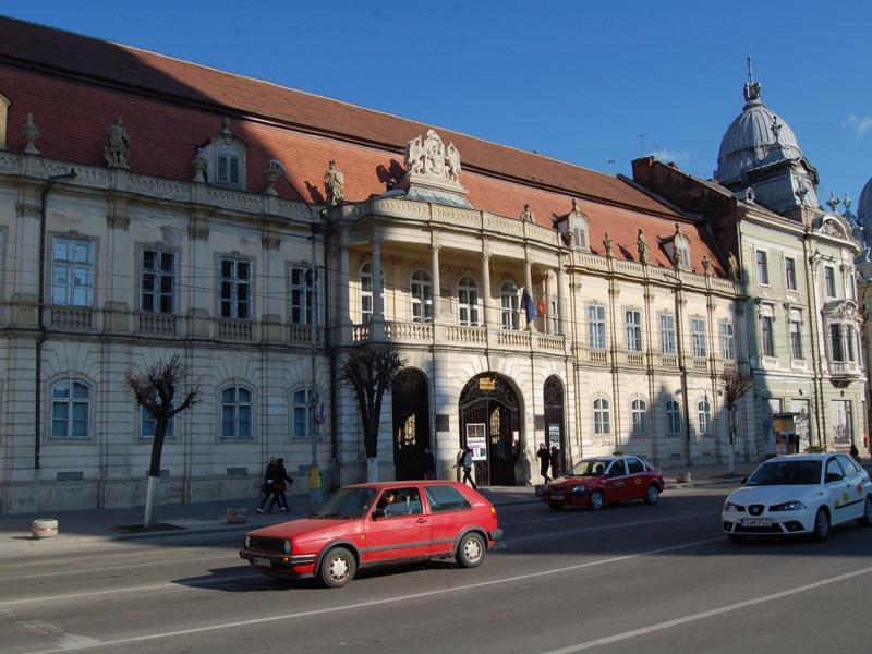 Brad de Crăciun împodobit cu obiecte de artă