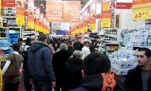 S-au călcat în picioare ca să-şi lase banii la supermarket înainte de Crăciun VIDEO
