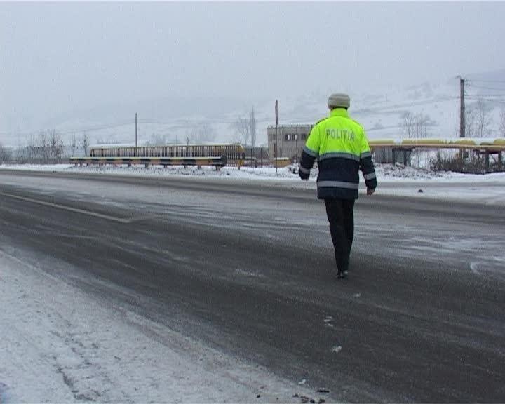 S-a urcat turtă de beat la volan şi a ajuns în şanţ. Pe traseu a şifonat două maşini