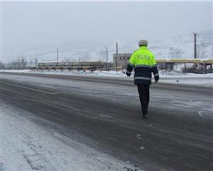 S-a urcat turtă de beat la volan şi a ajuns în şanţ. Pe traseu a şifonat două maşini